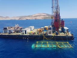 Seatrax 8032 pedastal vinç deniz tabanına yük indiriyor